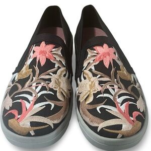BareTraps Black Floral Embroidered Sneakers Size 8.5